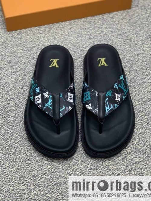 LV/Louis Vuitton features classic PVC men\'s sandals with black outsoles