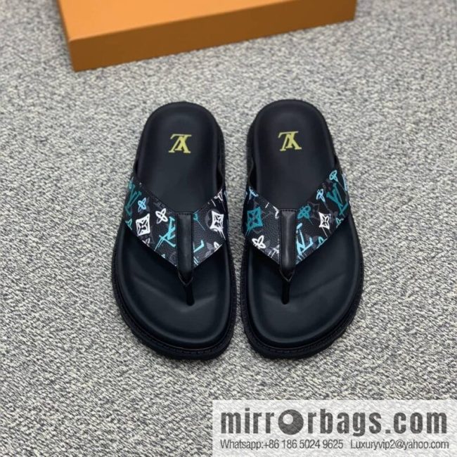 LV/Louis Vuitton features classic PVC men\'s sandals with black outsoles