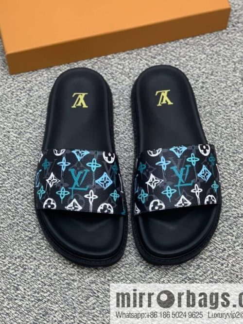 LV/Louis Vuitton features classic PVC men\'s sandals with black outsoles