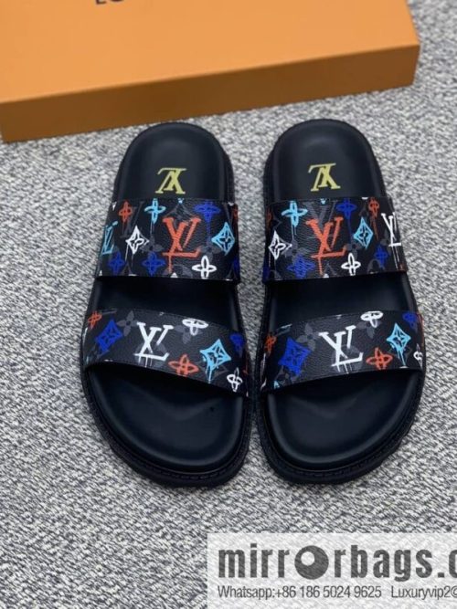 LV/Louis Vuitton features classic PVC men\'s sandals with black outsoles
