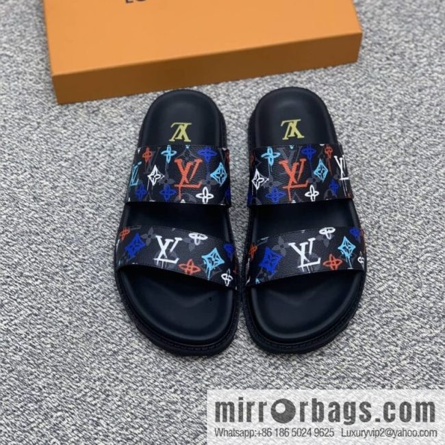 LV/Louis Vuitton features classic PVC men\'s sandals with black outsoles