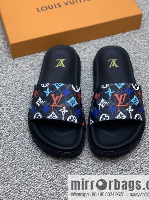 LV/Louis Vuitton features classic PVC men\'s sandals with black outsoles