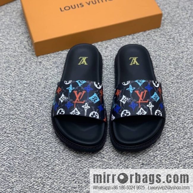 LV/Louis Vuitton features classic PVC men\'s sandals with black outsoles
