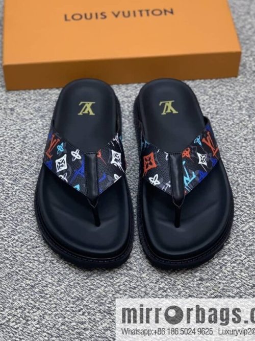 LV/Louis Vuitton features classic PVC men\'s sandals with black outsoles