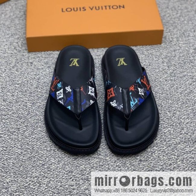 LV/Louis Vuitton features classic PVC men\'s sandals with black outsoles