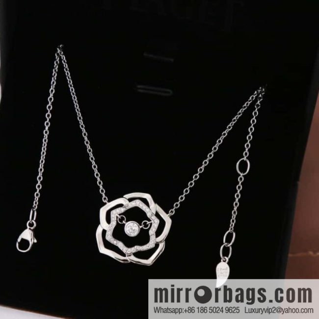 Piaget rose necklace - Image 2