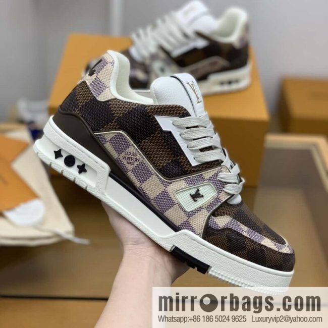 LV/Louis Vuitton uses color-matching calfskin to make high-end men\'s sports running shoes