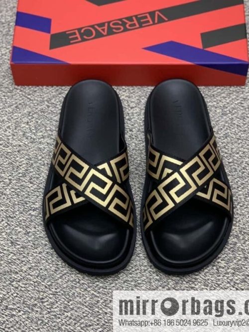 Versace uses black calfskin men\'s sandals
