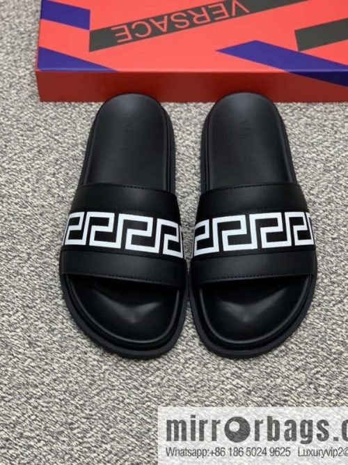 Versace uses black calfskin men\'s sandals