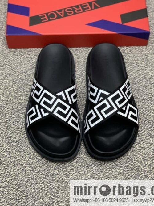 Versace uses black calfskin men\'s sandals
