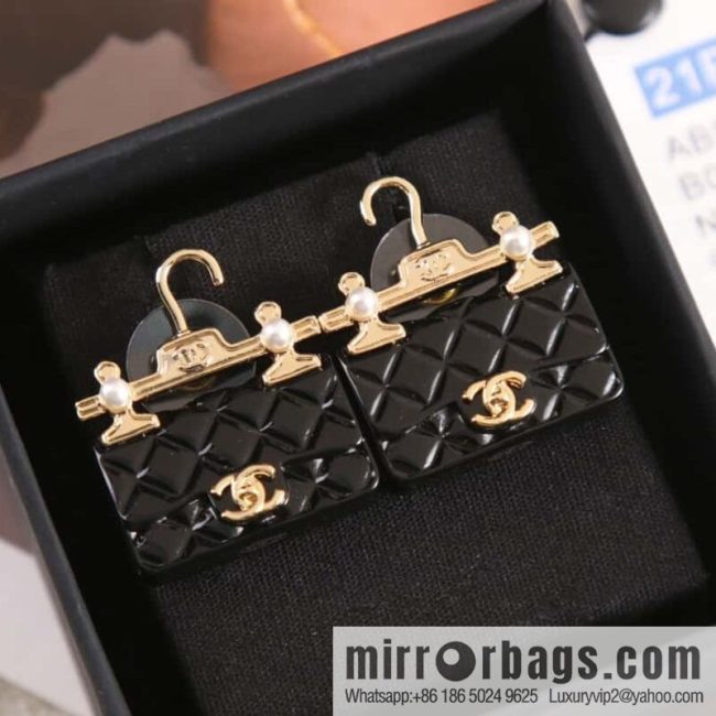 New ☑️ CHANEL Chanel c1 double c hanger bag 👜 stud earrings