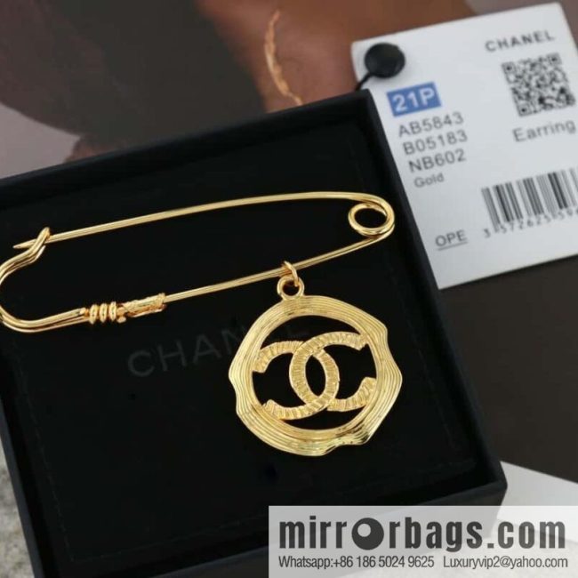 New ☑️ Chanel medieval series pin gold round double c brooch