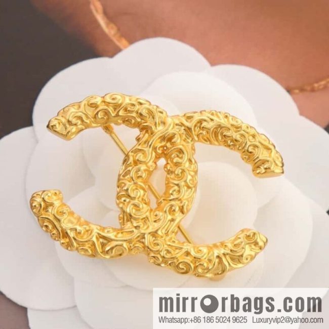 New ☑️ Chanel medieval series gold double c brooch