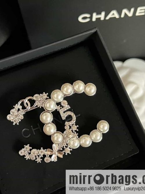 New ☑️ CHANEL Chanel double c four-leaf clover 5 and a half pearl brooch