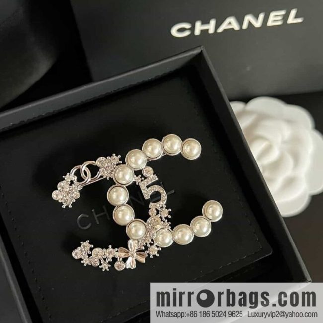New ☑️ CHANEL Chanel double c four-leaf clover 5 and a half pearl brooch