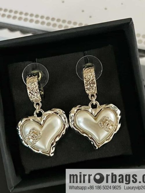 New ☑️ CHANEL Chanel C2 double c peach heart love stud earrings