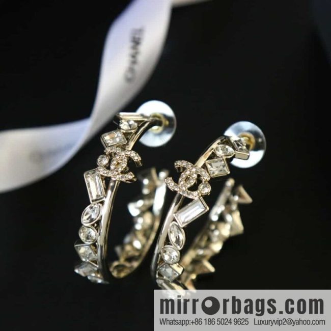 New ☑️ CHANEL Chanel C1 double c semi-round horse\'s eye drill earrings
