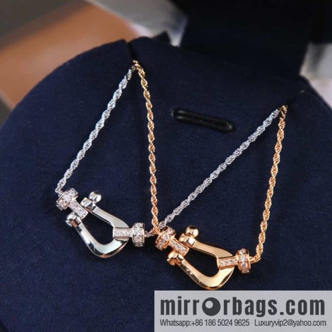 Fred horseshoe necklace