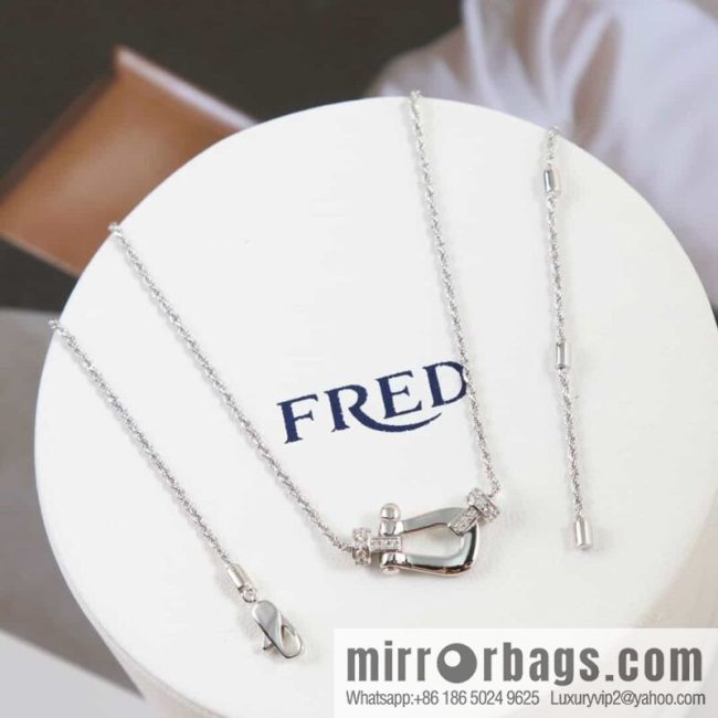 Fred horseshoe necklace - Image 3