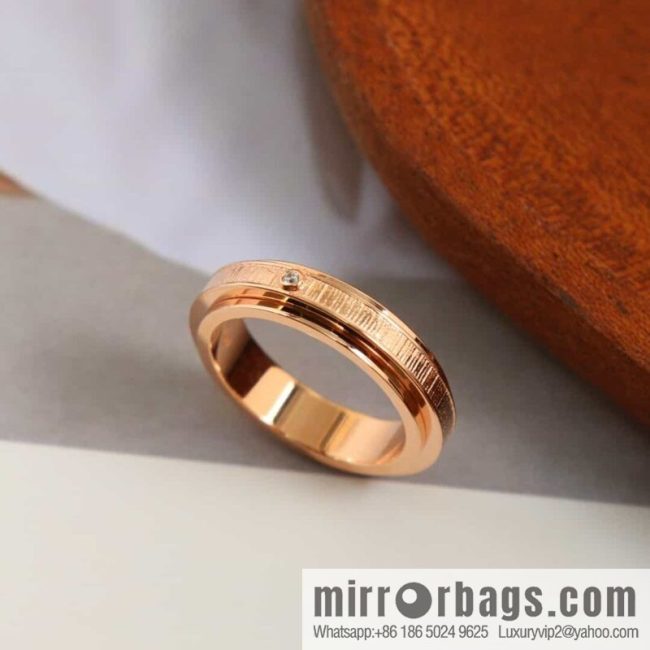 Piaget series palace totem ring