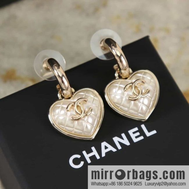 New ☑️ CHANEL Chanel c2 double c rhombus peach heart love stud earrings