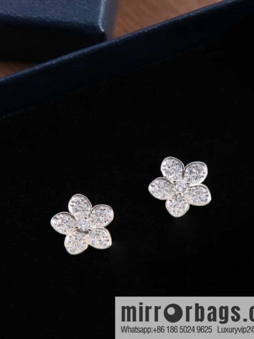 GRAFF Graff wild Flower set with diamond flower stud earrings
