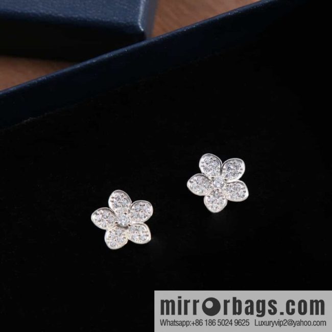 GRAFF Graff wild Flower set with diamond flower stud earrings