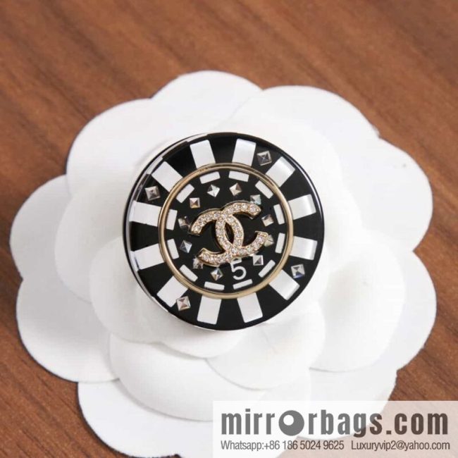 New ☑️ Chanel double c round acrylic brooch