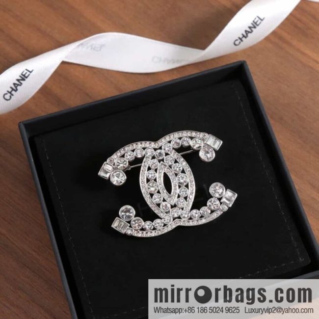 New ☑️ Chanel Double C Round Diamond Brooch