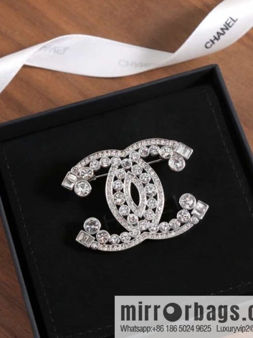 New ☑️ Chanel Double C Round Diamond Brooch