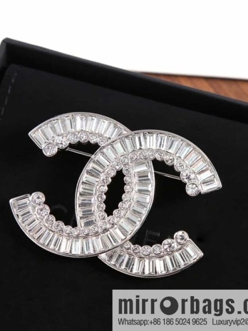 New ☑️ Chanel double c square diamond brooch