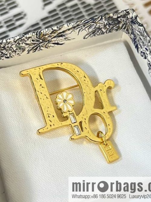 New ☑️ DIOR letter flower brooch