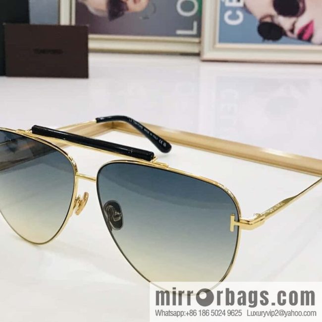 TOM FORD Ultra Light Unisex Sunglasses - Image 3
