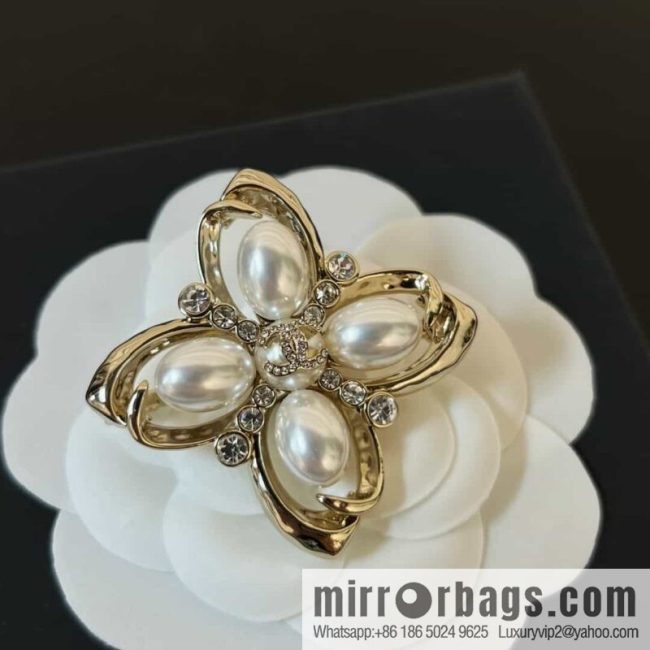 New ☑️ Chanel Double C Clover Pearl Brooch