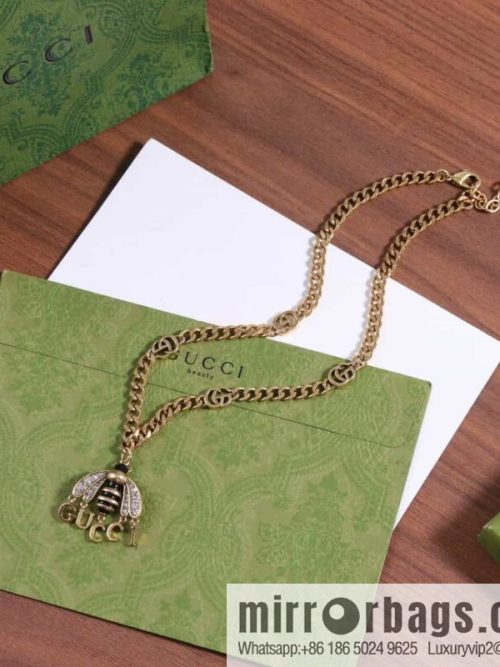 New Gucci Gucci bee fringed letter necklace