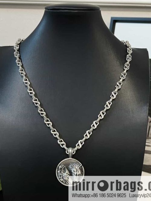 New Gucci Gucci double wolf head round necklace