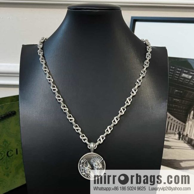 New Gucci Gucci double wolf head round necklace