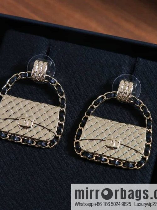 New ☑️ CHANEL CHANEL c1 black leather rope gold bag 👜 stud earrings