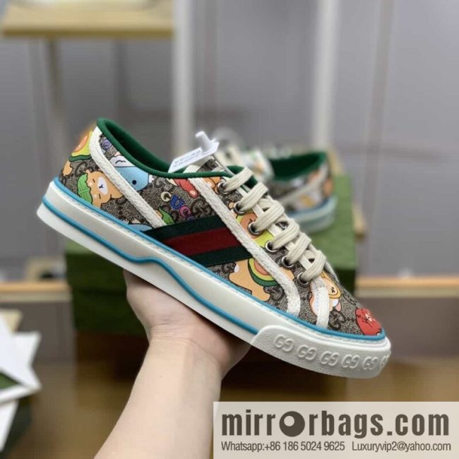 Gucci Gucci uses beige and light purple super double G canvas sneakers