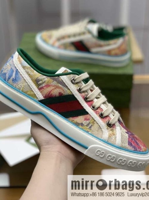 Gucci Gucci uses beige and light purple super double G canvas sneakers