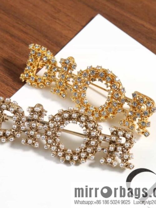 New ☑️ DIOR Dior hollowed out full diamond letter brooch
