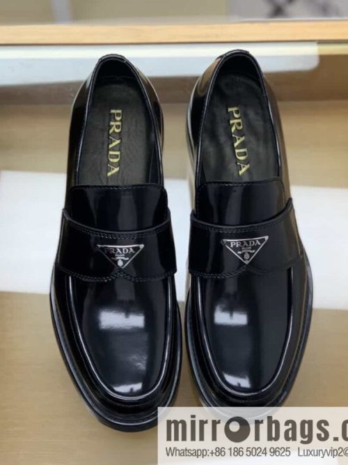 Prada Prada men\'s loafers crafted in black smooth cow leather (fabric)