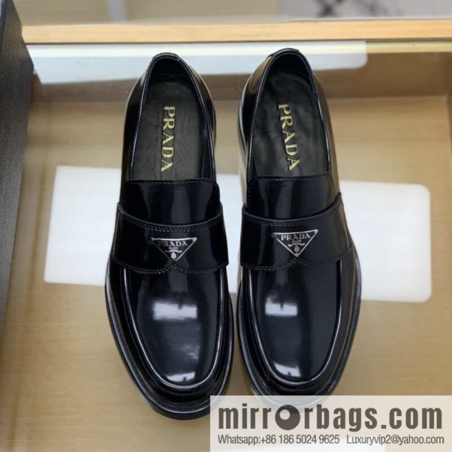 Prada Prada men\'s loafers crafted in black smooth cow leather (fabric)