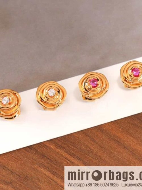 New ☑️ DIOR rose stud earrings