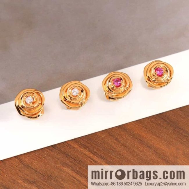 New ☑️ DIOR rose stud earrings