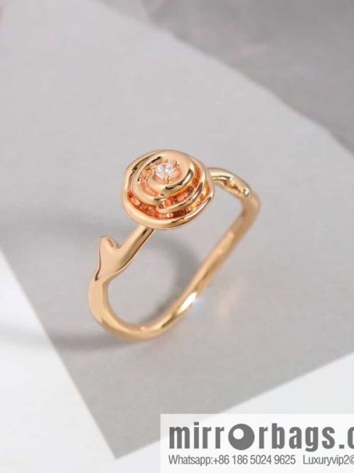 New ☑️ DIOR rose ring