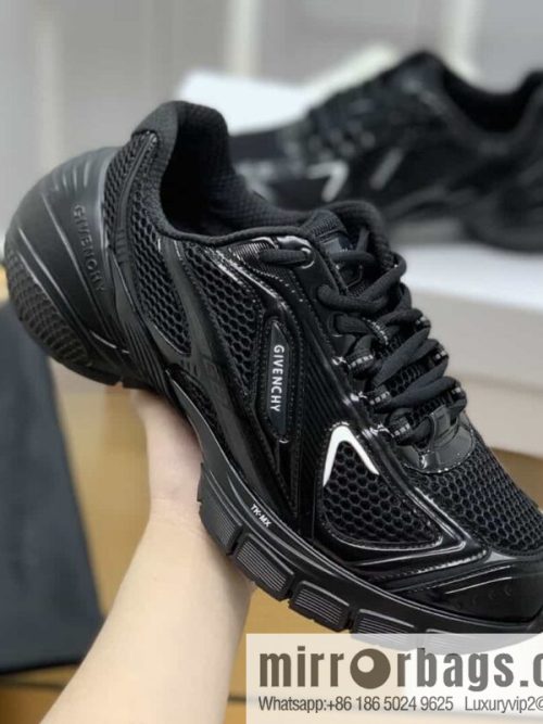 Givenchy, men\'s lace-up sneakers made of technologically knitted fabrics, synthetic leather and rubber