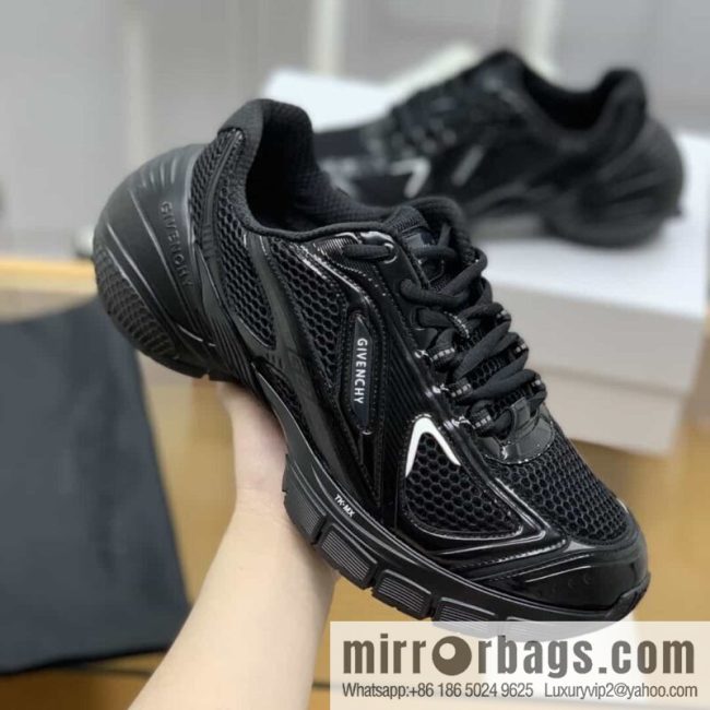 Givenchy, men\'s lace-up sneakers made of technologically knitted fabrics, synthetic leather and rubber