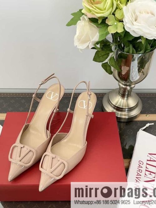 𝐕𝐚𝐥𝐞𝐧𝐭𝐢𝐧𝐨 Warren\'s latest buckle-back strappy high heels