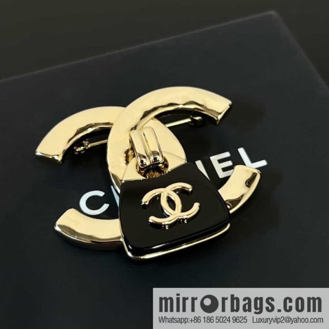 New ☑️ Chanel double c bag brooch - Image 3